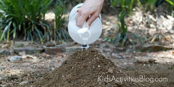kids science volcano adding vinegar