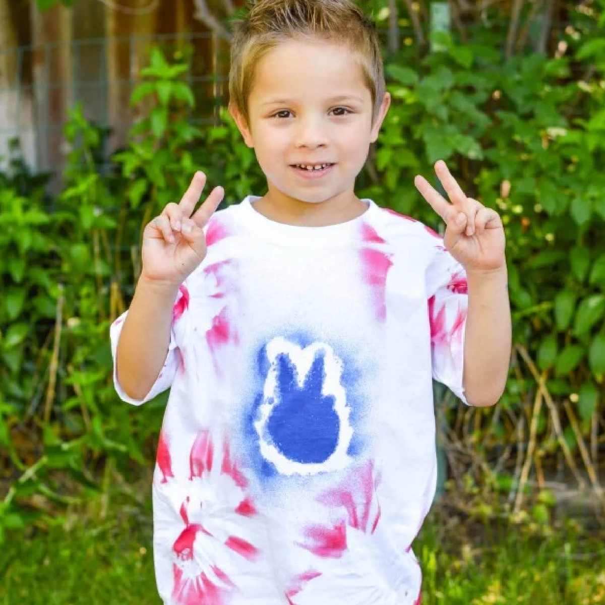 Tie Dye Craft- kid in patriotic shirt- Kids activities Blog