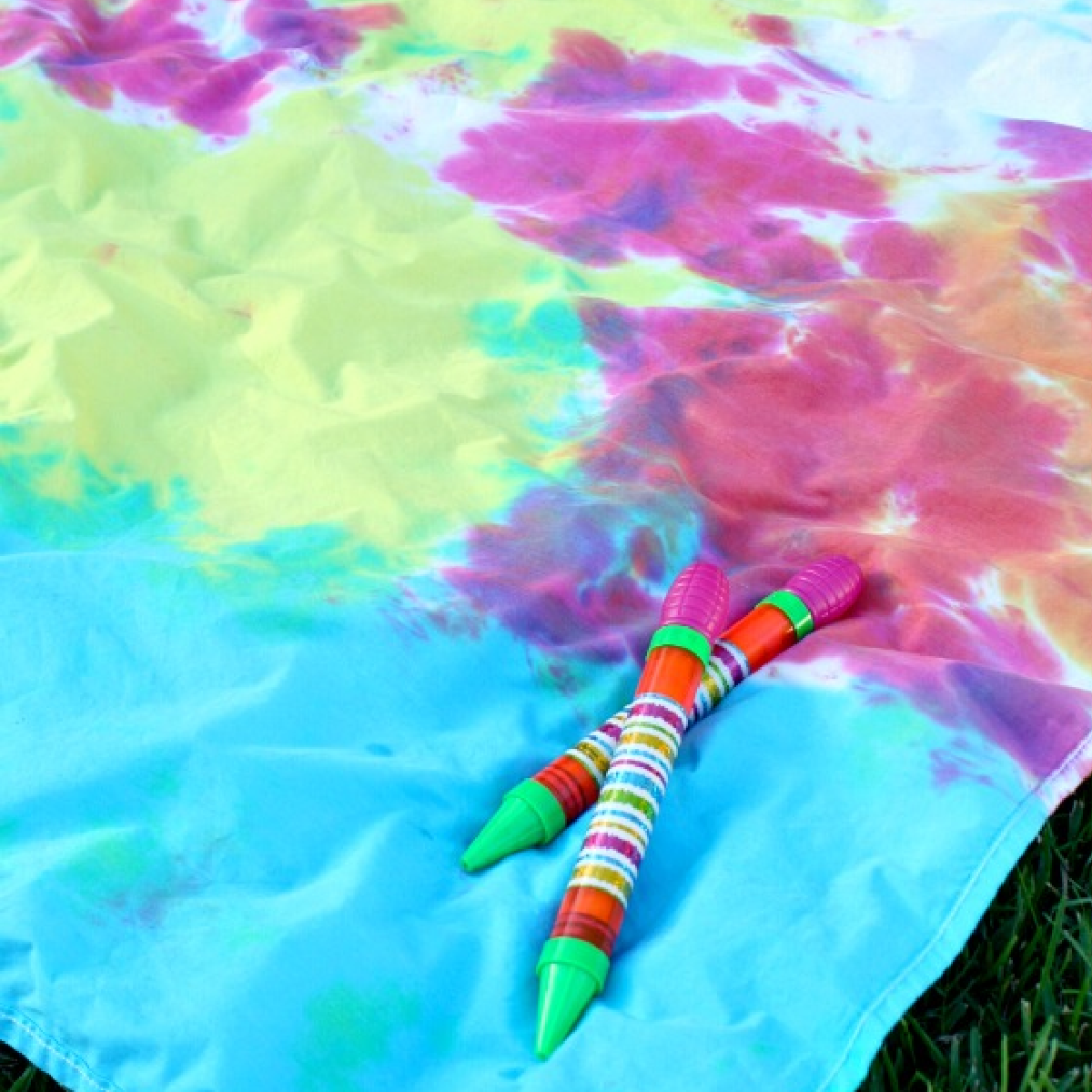 Tie Dye Craft- tie dye water guns on a blanket- Kids activities Blog