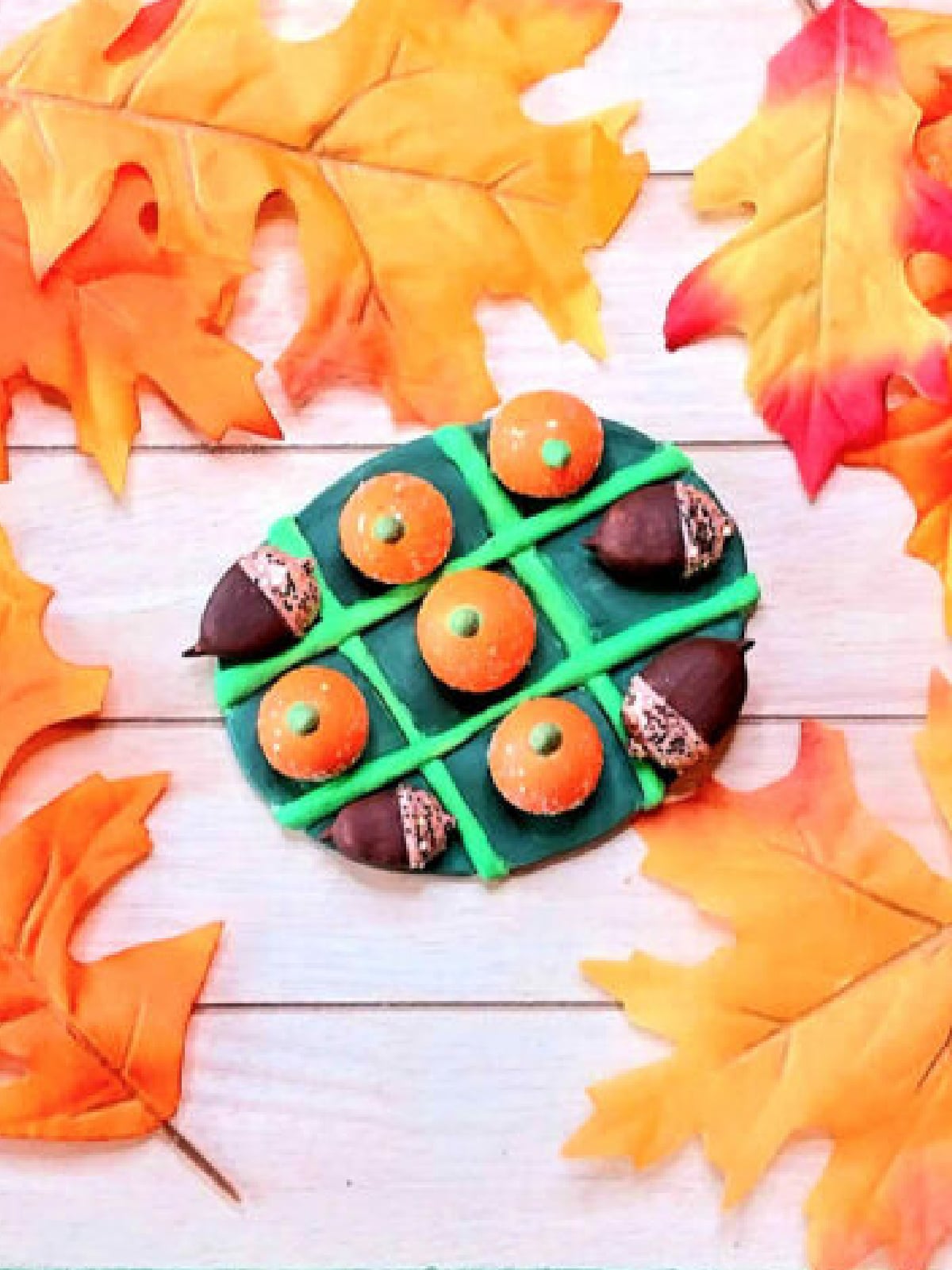 Pumpkin Activities- Tic tac toe with pumpkins and acorns- Kids Activities Blog