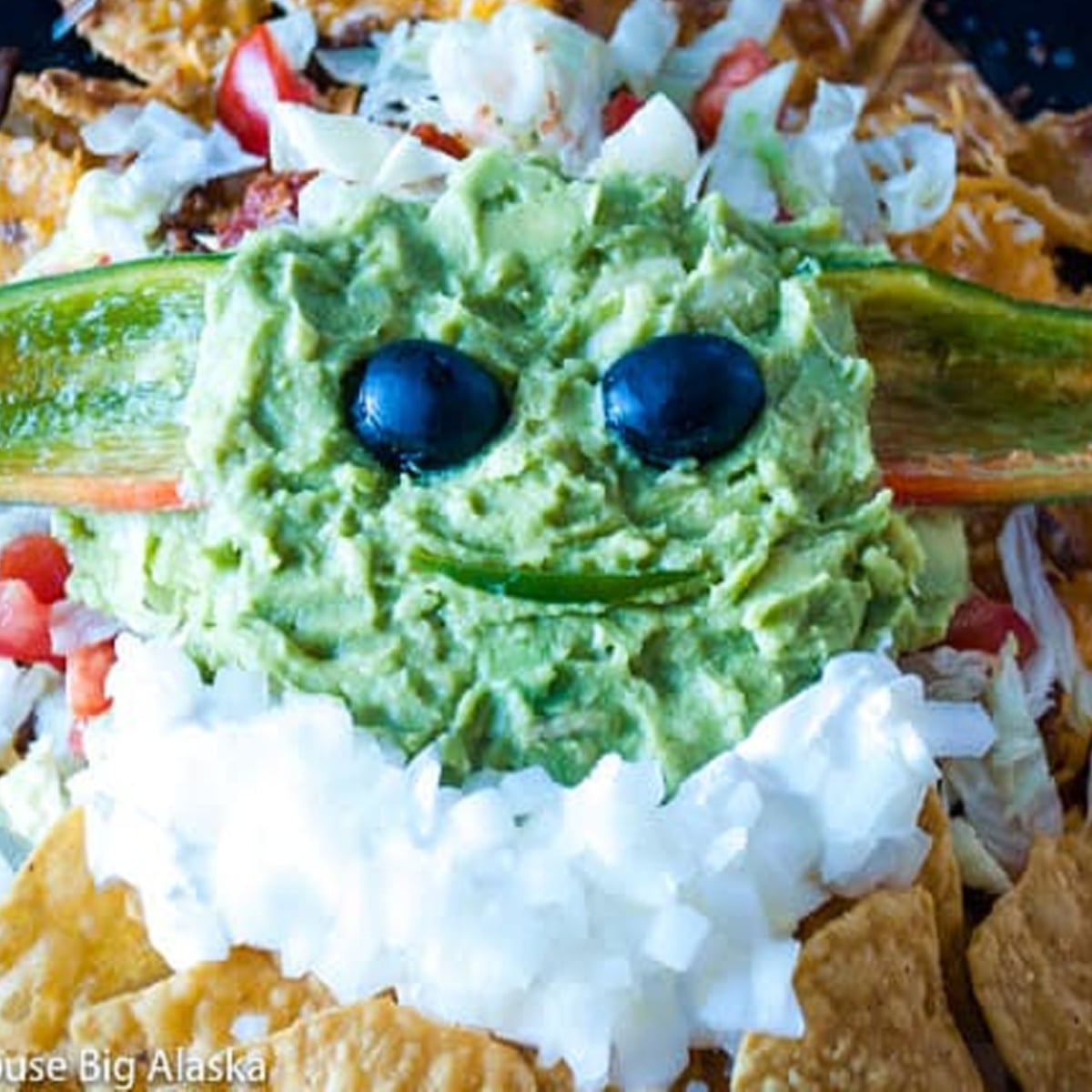 Mandalorian food- Baby yoda nachoes with guacamole and vegetables- Kids Activities Blog