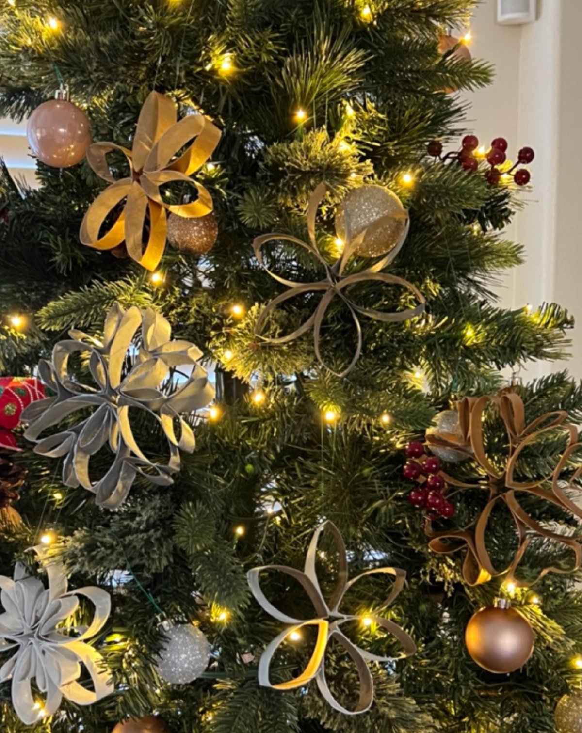A christmas tree adorned with DIY snowflake ornaments.