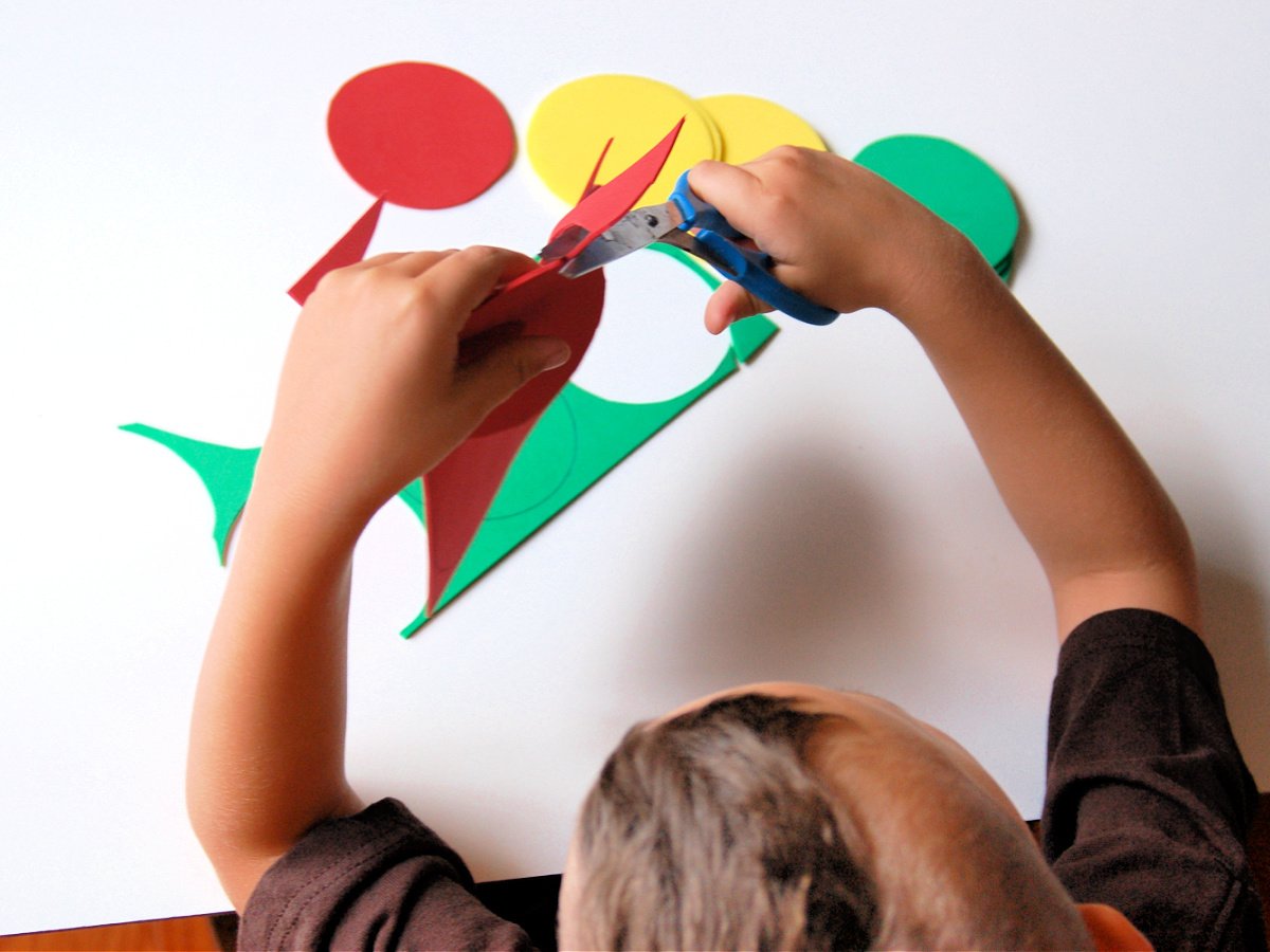red light green light- step 2- cut out the circles red yellow green lights- kids activities blog