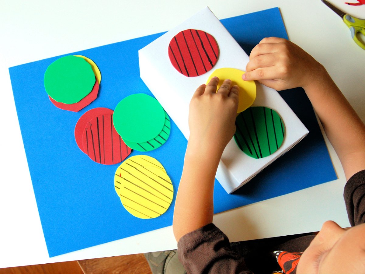 red light green light- step 4- glue the lights on your signals- kids activities blog