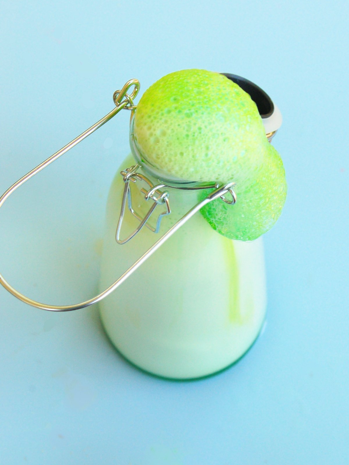 Science Experiment- green mixture foaming out of the bottle- kids activities blog