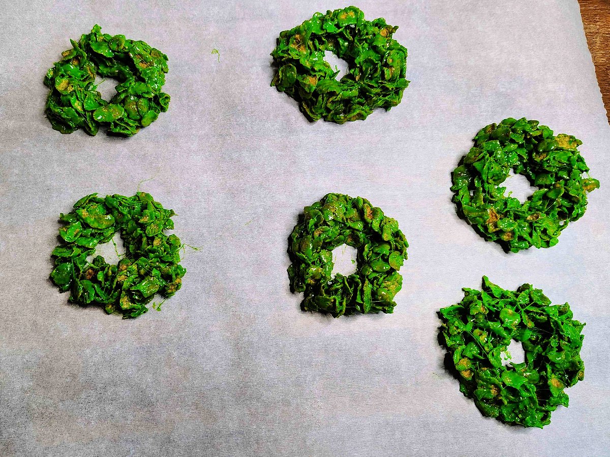 Christmas Treats- Corn flake christmas wreaths on parchment paper- kids activities blog