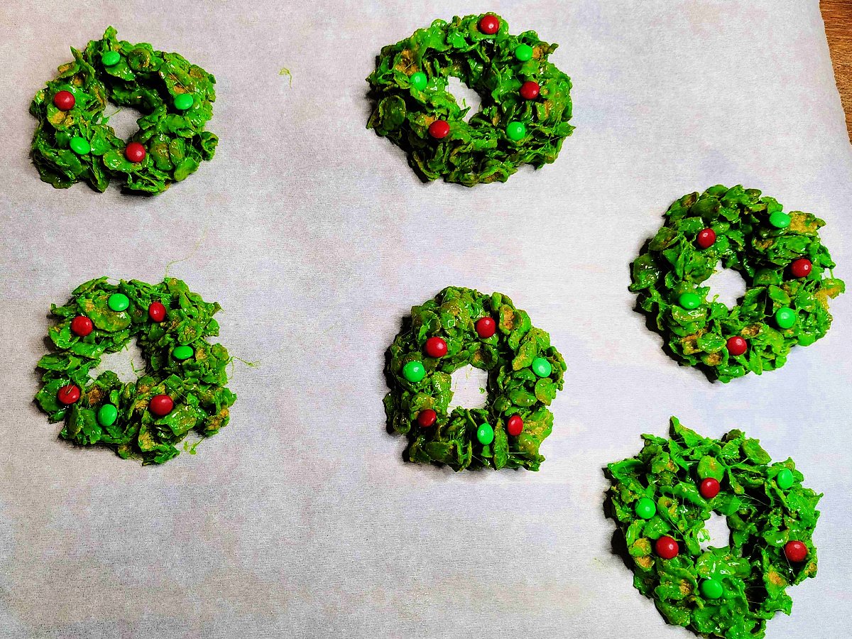 Corn Flake Christmas Wreath- red and green m&m's added to sweet treat- kids activities blog